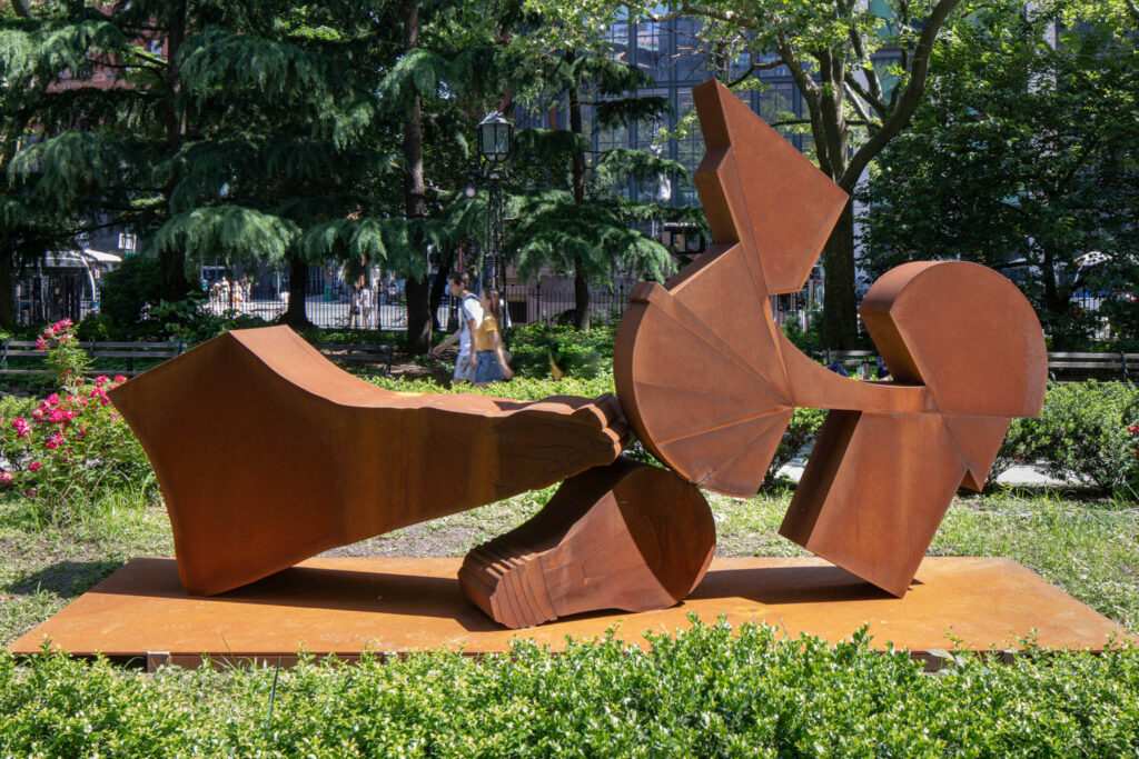 “Wyatt Kahn: Life in the Abstract” is on view through February 26, 2023, in downtown New York’s City Hall Park, and features the 15-foot-wide Parade, the largest of the exhibition’s seven sculptures.